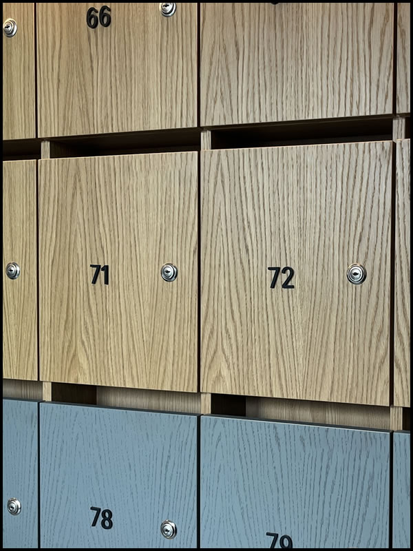 Vertikale Briefkästen aus Holz